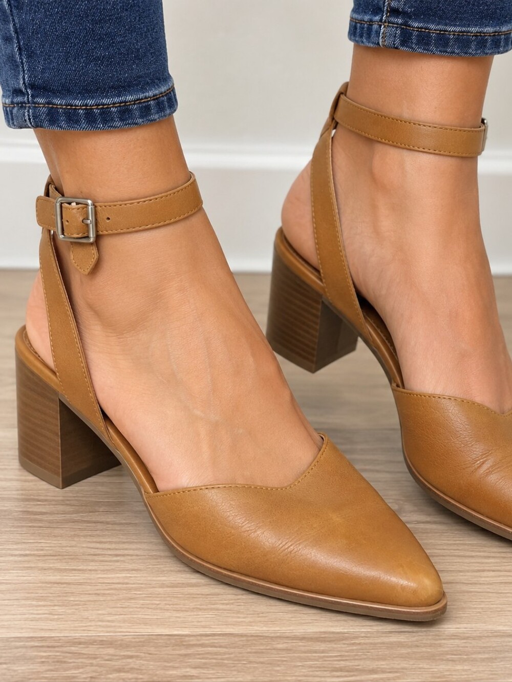 Patina Footwear Tan Leather Pointed Toe Ankle Strap Block Heel Shoes Sz 8.5 / 39
